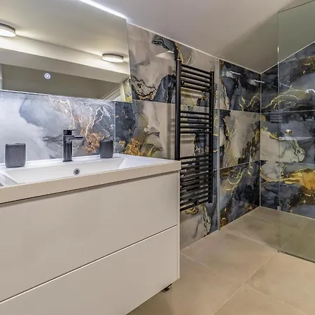 Lovely In With Kitchen Apartment *